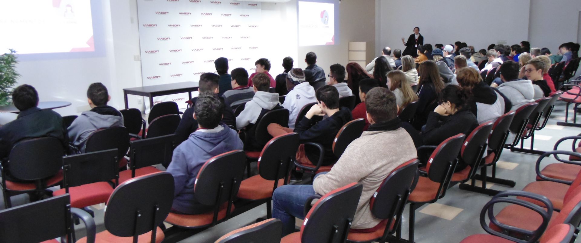 Estudantes da Medianeira visitam a VIASOFT